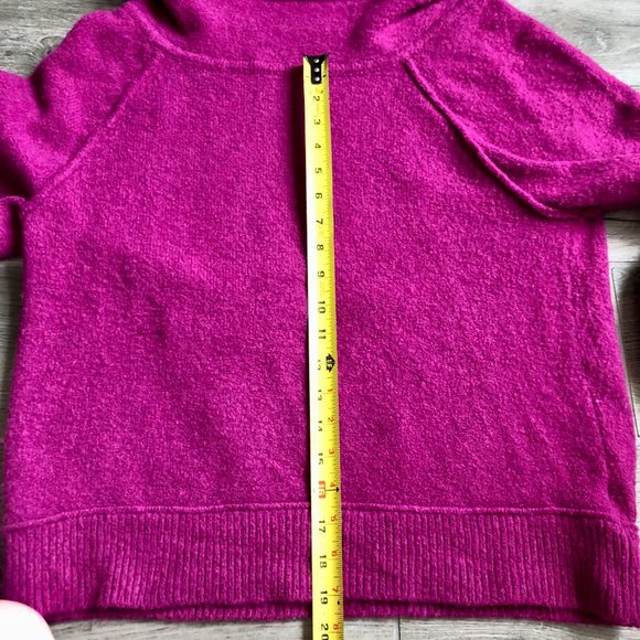 FREE PEOPLE - LASSIE FUSCIA OVERSIZED PULLOVER SWEATER - Size Small - Picture 7 of 13
